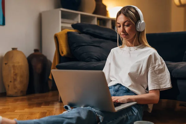 Stock image Front view of a young female freelancer working from home