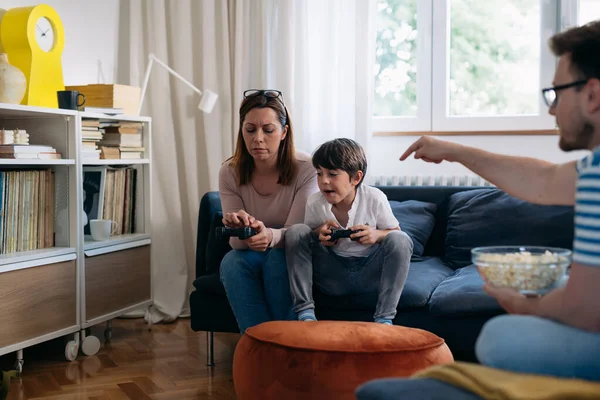 Madre Está Aprendiendo Jugar Videojuegos Con Hijo — Foto de Stock