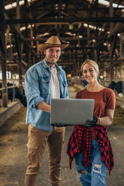 Modern çiftçiler hayvan çiftliğinde teknoloji kullanıyorlar..