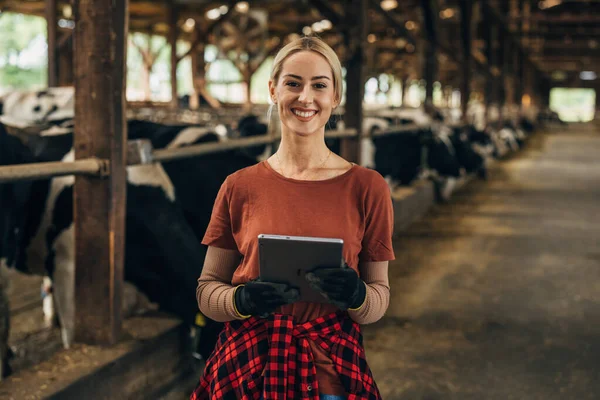 Portret Pięknej Farmerki Stojącej Stajni Tabletem Cyfrowym — Zdjęcie stockowe