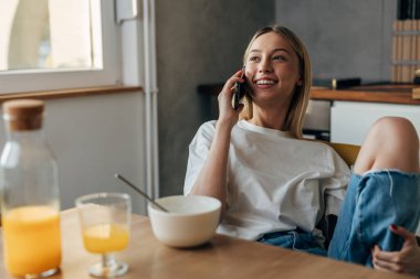 Telefonla konuşan güzel bir kadın..