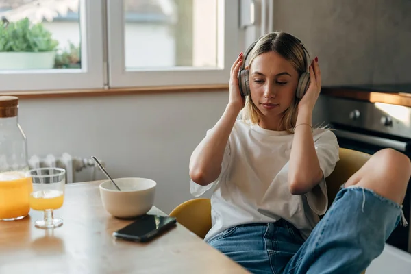 Mujer Joven Escuchando Música Casa — Foto de Stock