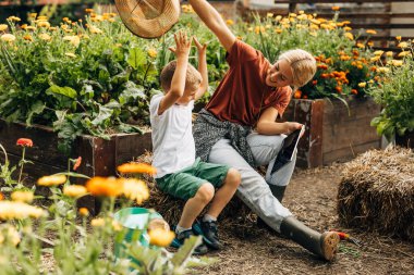 Anne oğluyla uğraşıyor..
