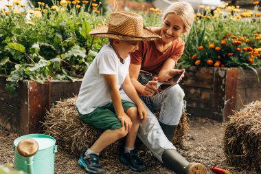 Anne oğluna tablette heyecan verici bir şey gösterir..