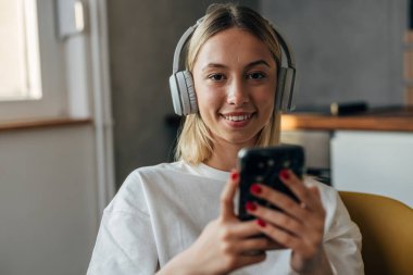 Telefonunu kullanan genç ve güzel bir kadının ön görüntüsü..