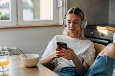 Yong hanım kahvaltıda telefonunu kullanıyor..