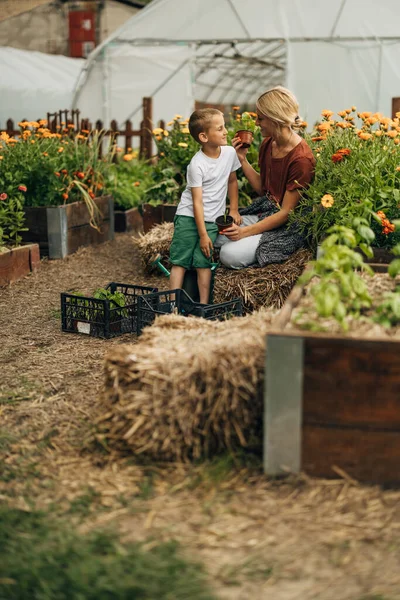 Chlapec Miluje Zahradničení Svou Matkou — Stock fotografie