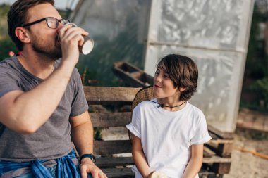 Baba ve oğul birlikte güzel bir gün geçiriyorlar..