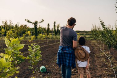 Baba, oğluna sahip oldukları toprakları gösterir..