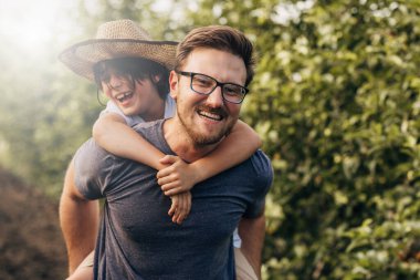 Baba ve oğulun dışarıda eğlenip oyun oynamalarının yakın görüntüsü..
