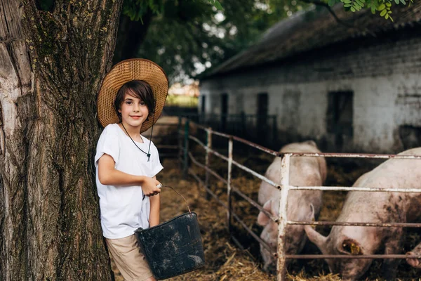 Leuke Jonge Kaukasische Jongen Dierenboerderij — Stockfoto