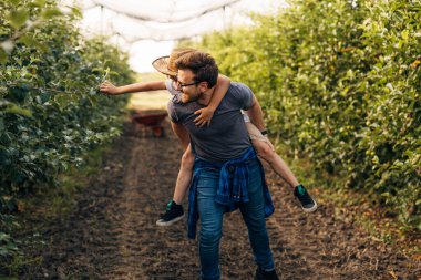Mutlu baba oğluyla doğada vakit geçirmekten hoşlanır..
