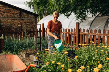Bahçede çalışan güzel bir kadının ön görüntüsü..