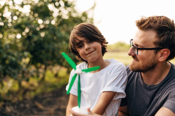 Babasıyla Birlikte Yel Değirmeni Modeline Bakan Bir Çocuğun Yakın Görüntüsü — Stok fotoğraf