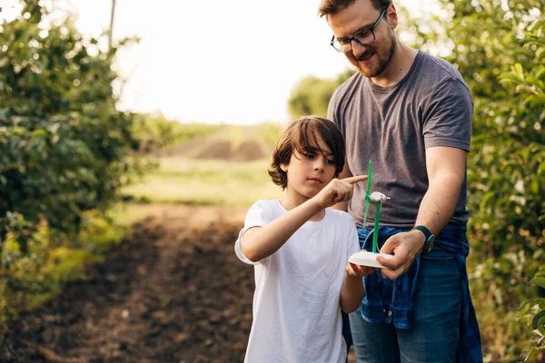 Oğlu Meyve Bahçesinde Yel Değirmeniyle Oynuyor — Stok fotoğraf