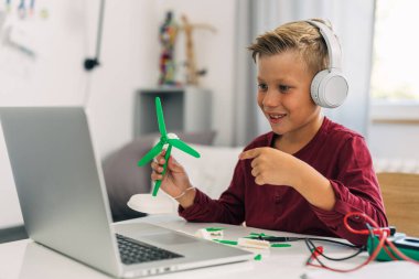 Genç bir öğrenci online bir sınıfta yel değirmeninin nasıl çalıştığını anlatıyor..