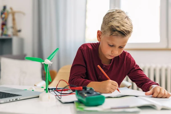 Ein Kleiner Junge Forscht Für Die Schule Erneuerbaren Energiequellen — Stockfoto