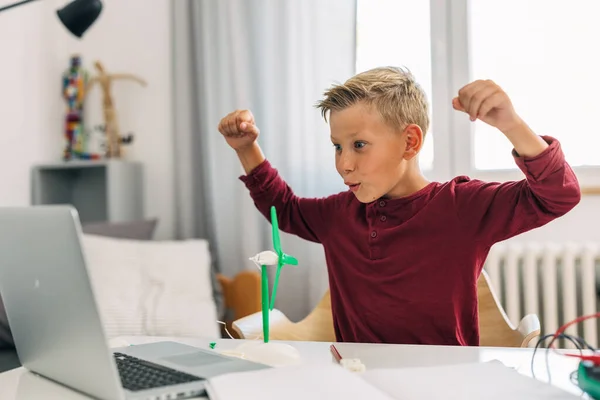 Ein Kleiner Junge Ist Aufgeregt Weil Sein Windmühlenmodell Funktioniert — Stockfoto