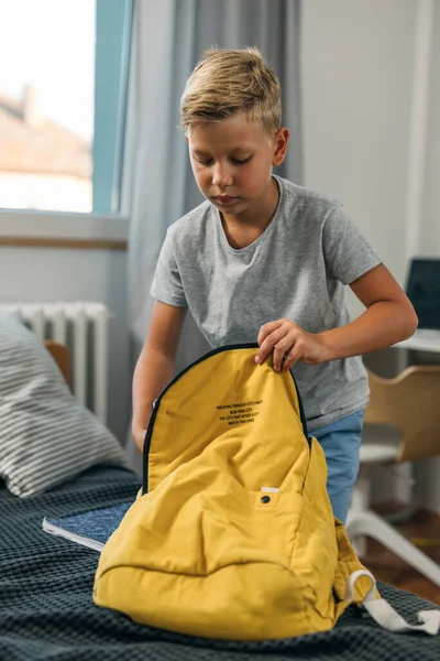 Ein Kleiner Junge Packt Seinen Rucksack Für Die Schule — Stockfoto