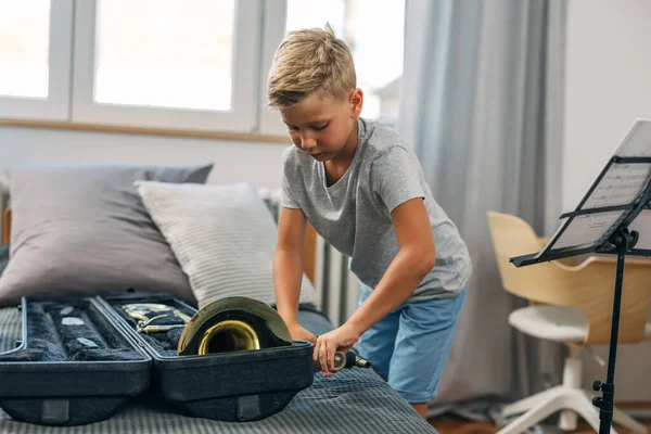 Ein Junge Legt Sein Musikinstrument Sanft Beiseite — Stockfoto
