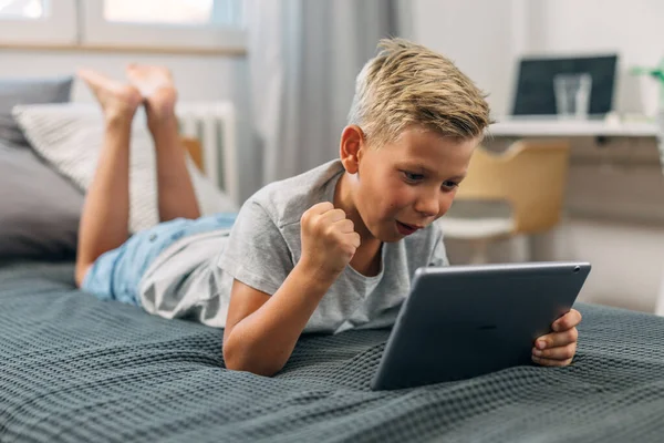 Junge Schaut Sich Sportspiel Auf Tablet — Stockfoto