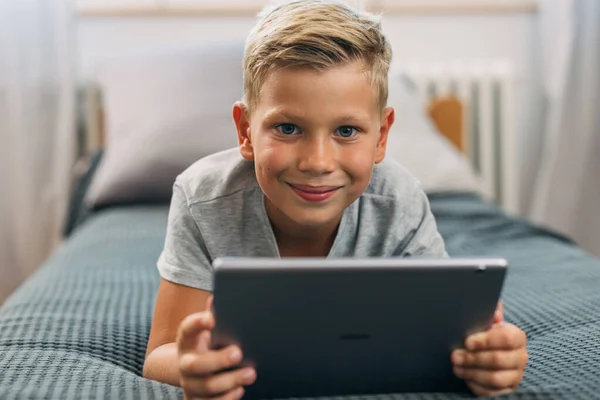 Frontansicht Eines Kleinen Jungen Der Mit Einem Digitalen Tablet Auf — Stockfoto