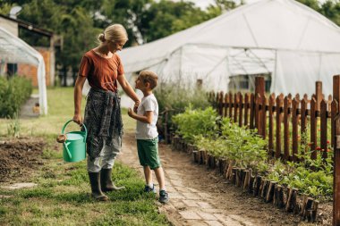 Anne ve oğlu bahçede birlikteler..