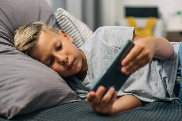 Preteen Junge Ist Using Seine Phone Bett — Stockfoto