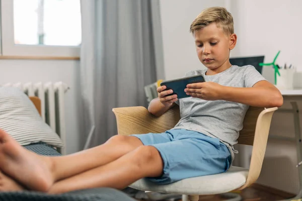 Junge Spielt Videospiele Auf Seinem Handy — Stockfoto