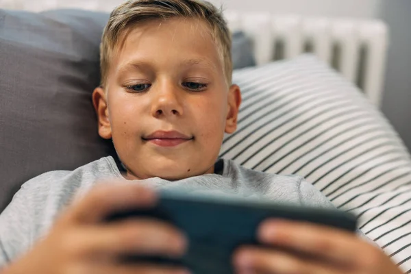 Nahaufnahme Von Preteen Boy Playing Videospiele Bett — Stockfoto