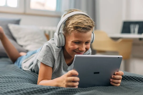 Ein Kleiner Junge Genießt Die Bildschirmzeit Auf Seinem Tablet — Stockfoto