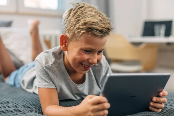 Νεαρό Αγόρι Βλέπει Ένα Αστείο Βίντεο Στο Tablet — Φωτογραφία Αρχείου