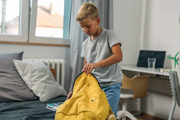 Preteen Junge Ist Packing Seine Schultasche — Stockfoto