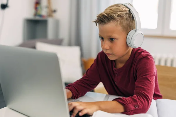 Junge Konzentriert Sich Auf Das Lernen Hause Computer — Stockfoto
