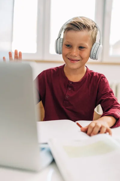 Glücklicher Junge Genießt Online Unterricht Hause — Stockfoto