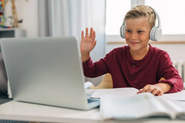 Preteen Boy Ist Having Ein Online Klasse Hause — Stockfoto