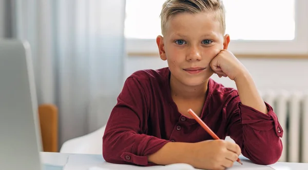 Vorderansicht Eines Süßen Kaukasischen Jungen Der Seine Hausaufgaben Macht — Stockfoto