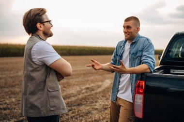 İki kişi sahada konuşuyor..