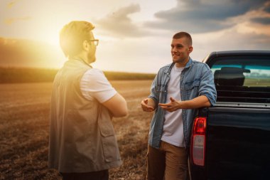 Sahada iş konuşan iki adam..