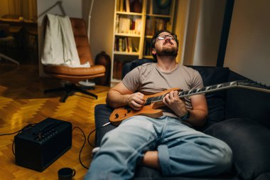 Müzisyen elektro gitar çalmayı seviyor.