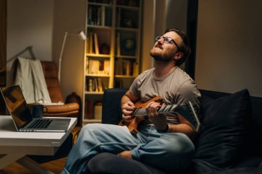 Gitarist elektro gitar çalmayı seviyor.