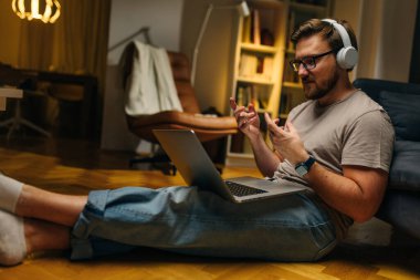 İnternette iş görüşmesi yapan beyaz bir adamın yan görüntüsü..