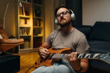 Müzisyen Hoe 'da gitar çalarak çıkardığı sesi seviyor..