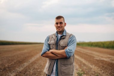 Buğday tarlasında duran beyaz bir çiftçinin portresi..