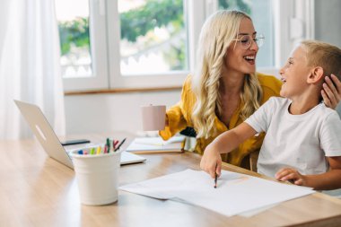Mutlu anne oğluyla bağ kuruyor..