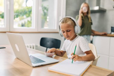 Genç çocuğun evde online dersi var..