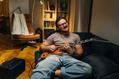 Mutlu beyaz adam gitar çalmayı seviyor..
