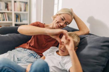 Anne ve oğul şömine şeklini alıyorlar. Aşk.