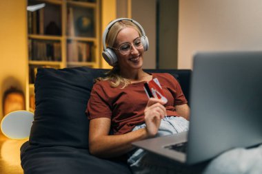 Kadın online alışveriş yapıyor..