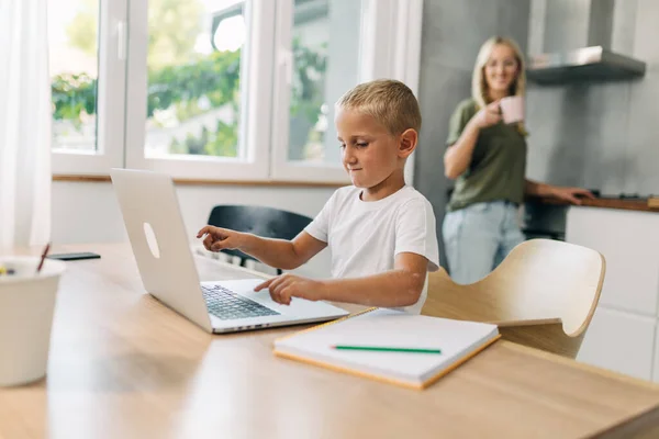 Vorschulkind Lernt Umgang Mit Laptop — Stockfoto
